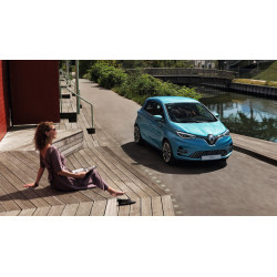 Renault ZOE Bleu Front Driving